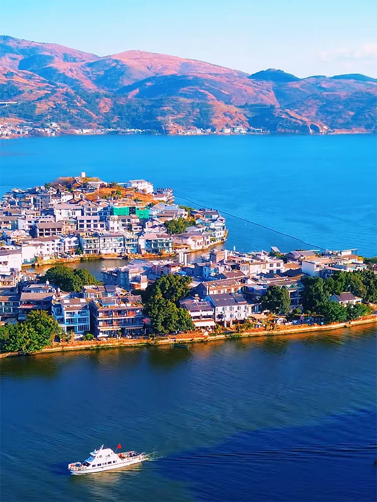 Overlooking Erhai Lake from Cangshan Mountain 從蒼山俯瞰大理洱海,湖水與村落交織,遠山環繞景色壯麗。